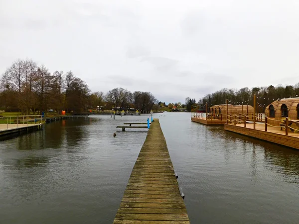 Schwimmende Bungalows Auf Dem Stadtsee — Stockfoto