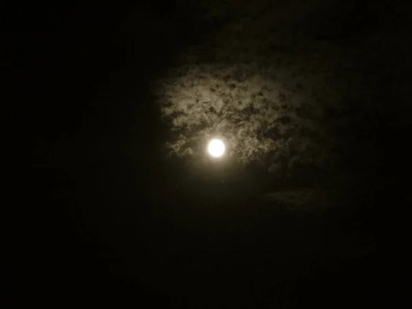月球在夜晚的天空中 — 图库照片