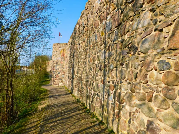 Miglia Termali Lungo Fortificazioni Storiche — Foto Stock