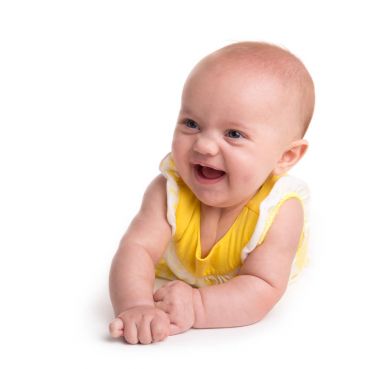 sevimli gülümseyen bebek üzerinde beyaz izole