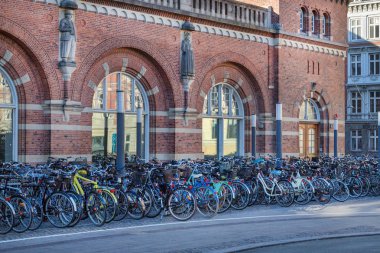 Copenhagen, Danimarka - 30 Nisan 2017: Bisiklet Park Bisiklet merkez tren istasyonu ile