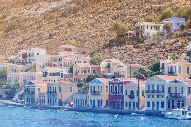 Oniki Ada, Yunanistan ada geleneksel renkli evleri ve Symi limanda. Tonda.