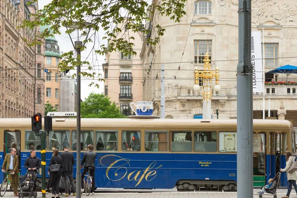 Stockholm, İsveç - 28 Mayıs 2016: Cafe tramvay şehir merkezi