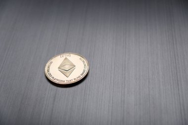 Bir altın ethereum jeton Metalik arka plan üzerinde