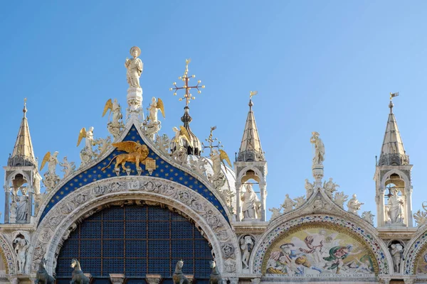 Particolari architettonici della parte superiore della facciata di San Marco — Foto Stock