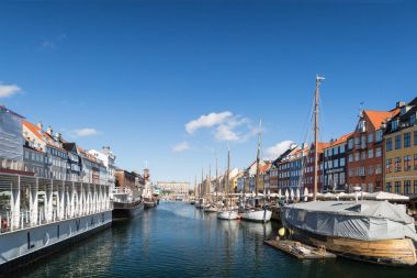 Kopenhag, Danimarka - 30 Nisan 2017: 17. yy tipik renkli evleri ve tekne ile liman Nyhavn