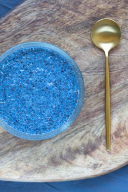 Mavi spirulina chia tohumlu puding kase. Superfood ve vegan konsepti.