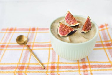 Vegan ev yapımı muz ve mango gelato dondurma.