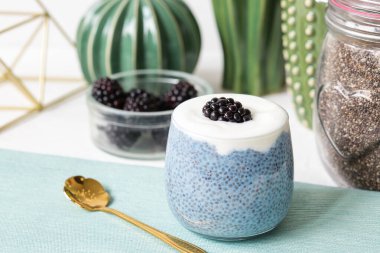 Bir bardak böğürtlen ile Mavi chia tohumlu puding