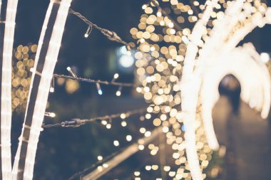 Sokak Noel ışığı dekorasyonunun bulanık fotoğrafı