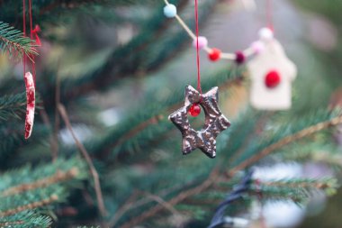 DIY Noel ağacına el yapımı süsleme