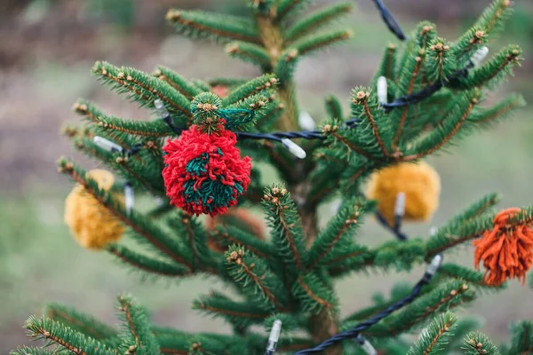 圣诞树上的DIY纱线装饰 — 图库照片