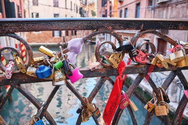 Aşk kilitleri Venedik, İtalya 'da köprüde.