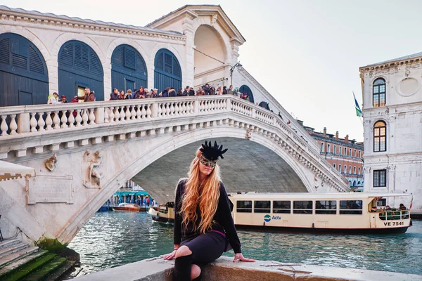 Venecia, Italia - 10 de febrero de 2018: Personas con máscaras y disfraces en el Carnaval de Venecia —  Fotos de Stock