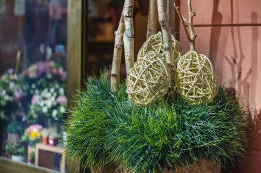Çim dekorasyonunda Paskalya yumurtası.