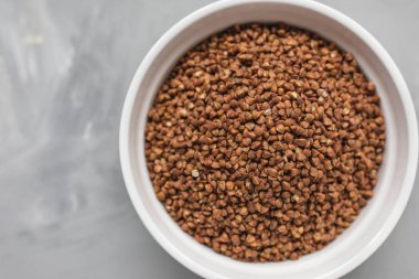 Gri arka planda seramik kasede karabuğday