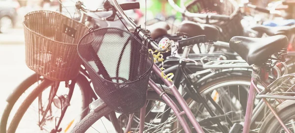 Stockholm sokakta park retro bisikleti