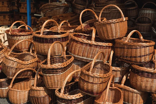 Cestas tradicionales hechas a mano en la tienda de la calle —  Fotos de Stock