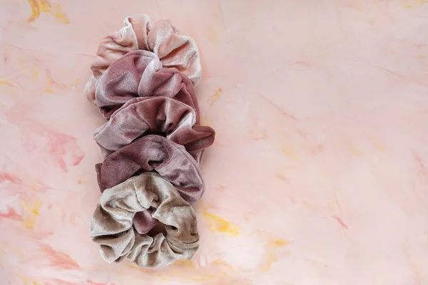 Colección de scrunchies de terciopelo de moda sobre fondo rosa —  Fotos de Stock
