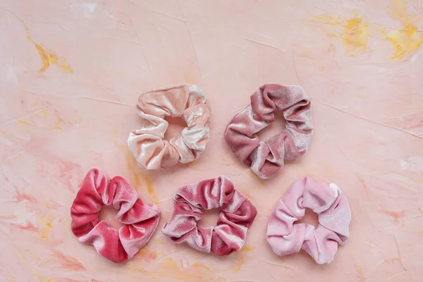 Συλλογή από μοντέρνα βελούδινα scrunchies σε ροζ φόντο — Φωτογραφία Αρχείου