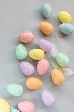 Çok renkli yumurta süslemesi. Paskalya konsepti