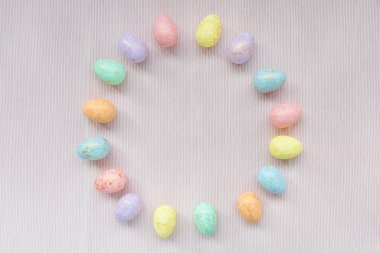 Çok renkli yumurta süslemesi. Paskalya konsepti