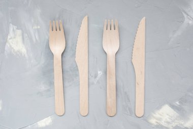 Çevre dostu tek kullanımlık tahta bıçaklar ve çatallar.