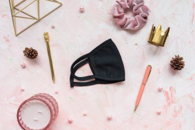 Merkez ofis geçmişi. Pembe üzerine maske ve klavye