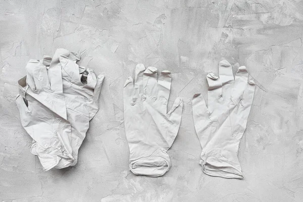 Guantes de goma médica sobre fondo gris —  Fotos de Stock