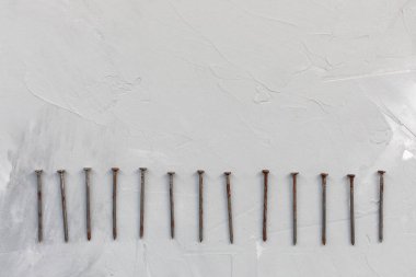 Gri arka planda paslı çiviler