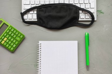 Merkez ofis geçmişi. Gri üzerine Maske ve Defter