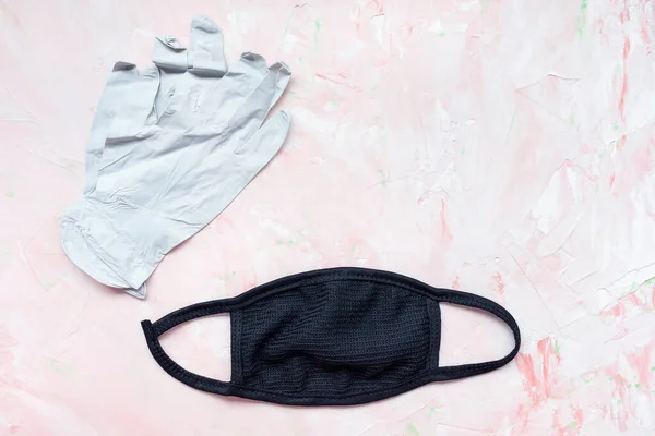 Máscara de algodón negro y guantes de goma médica —  Fotos de Stock