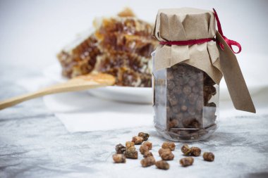 Güzel paketlenmiş kavanozlarda bal