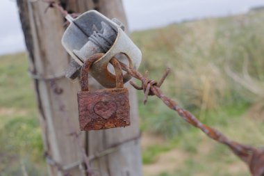 zor ile paslı asma kilit kazınmış