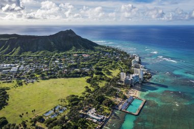 Diamond Head ve kıyı şeridi Honolulu havadan görünümü