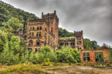 Terk edilmiş kömür benim bina