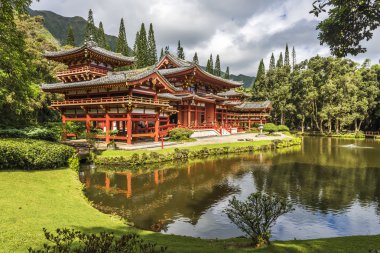 Japonca tapınak Byodo kopyası bulunan vadisinde