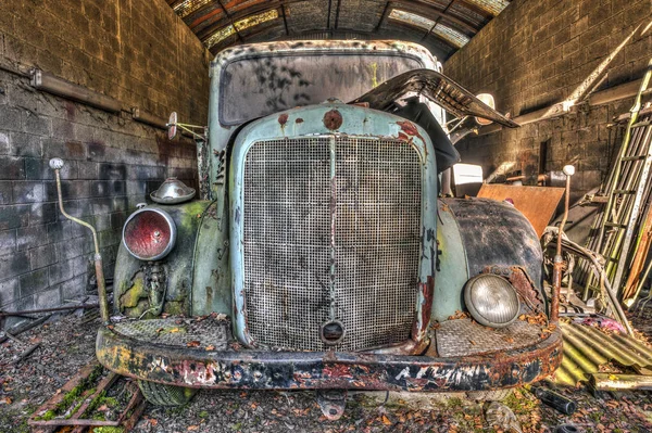 Un vecchio camion abbandonato in un garage — Foto Stock