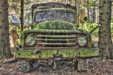 Bir ormanda terkedilmiş eski askeri kamyon