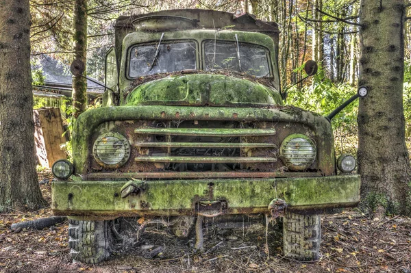 Alter Militärlaster im Wald liegengelassen — Stockfoto