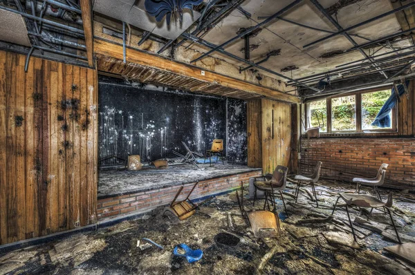 Опустошенный зал в заброшенном отеле — стоковое фото