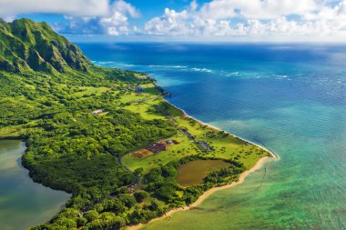 Kualoa noktasının Kaneohe Körfezi, Hawaii, Hawaii at havadan görünümü