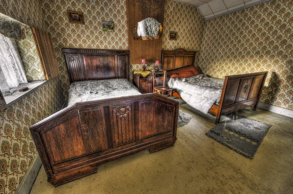 Dormitorio descompuesto en una casa abandonada — Foto de Stock