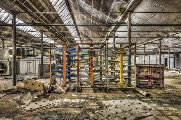 Salão dilatado em uma fábrica abandonada — Fotografia de Stock