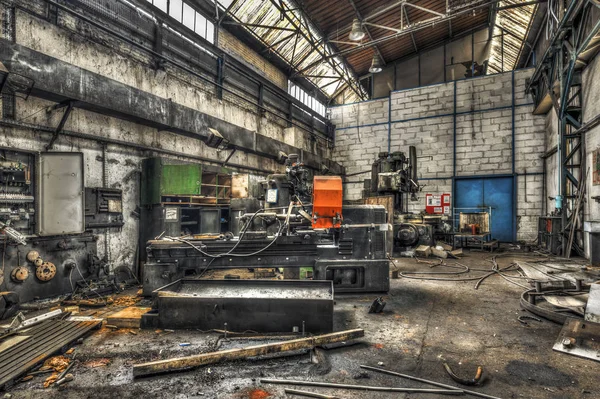 Industriella maskiner i övergiven fabrik — Stockfoto
