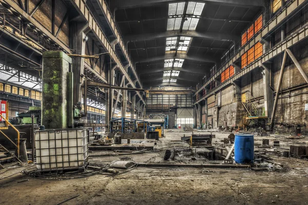 Grande salão industrial abandonado — Fotografia de Stock