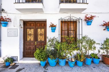 Mijas mavi tencere çiçeklerle evin cephe