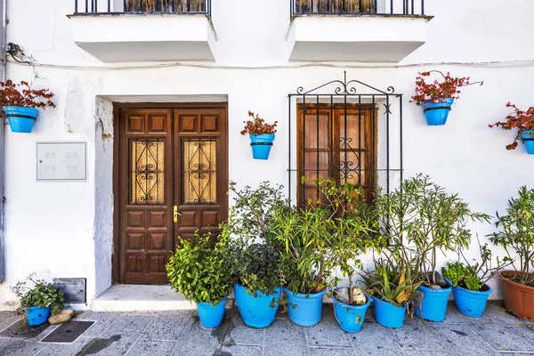 Fachada de casa com flores em vasos azuis em Mijas — Fotografia de Stock