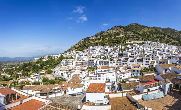 Panorama da aldeia lavada branca de Mijas Fotos De Bancos De Imagens