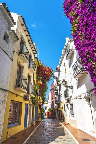 Típica calle del casco antiguo de Marbella — Foto de Stock